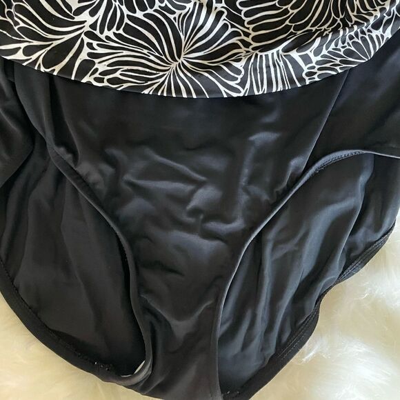 Black & White Flattering Fit Plus Size Swimsuit - Size 16 - Picture 4 of 8